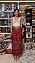 Load image into Gallery viewer, ผ้าถุงลิซ่า สีแดงเลือดนก #T2
