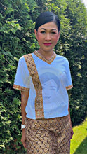 Load image into Gallery viewer, เสื้อยูนิฟอร์มนวดไทยเสื้อยูนิฟอร์มร้านอาหารไทย #สีขาว ไซส์ M (เฉพาะเสื้อ)
