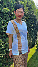 Load image into Gallery viewer, เสื้อยูนิฟอร์มนวดไทยเสื้อยูนิฟอร์มร้านอาหารไทย #สีขาว ไซส์ M (เฉพาะเสื้อ)

